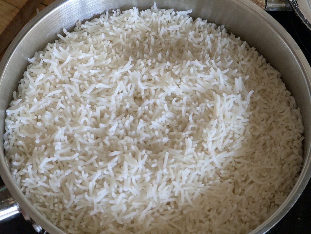 Arroz cozido não deve ficar horas no fogão antes de ir à geladeira