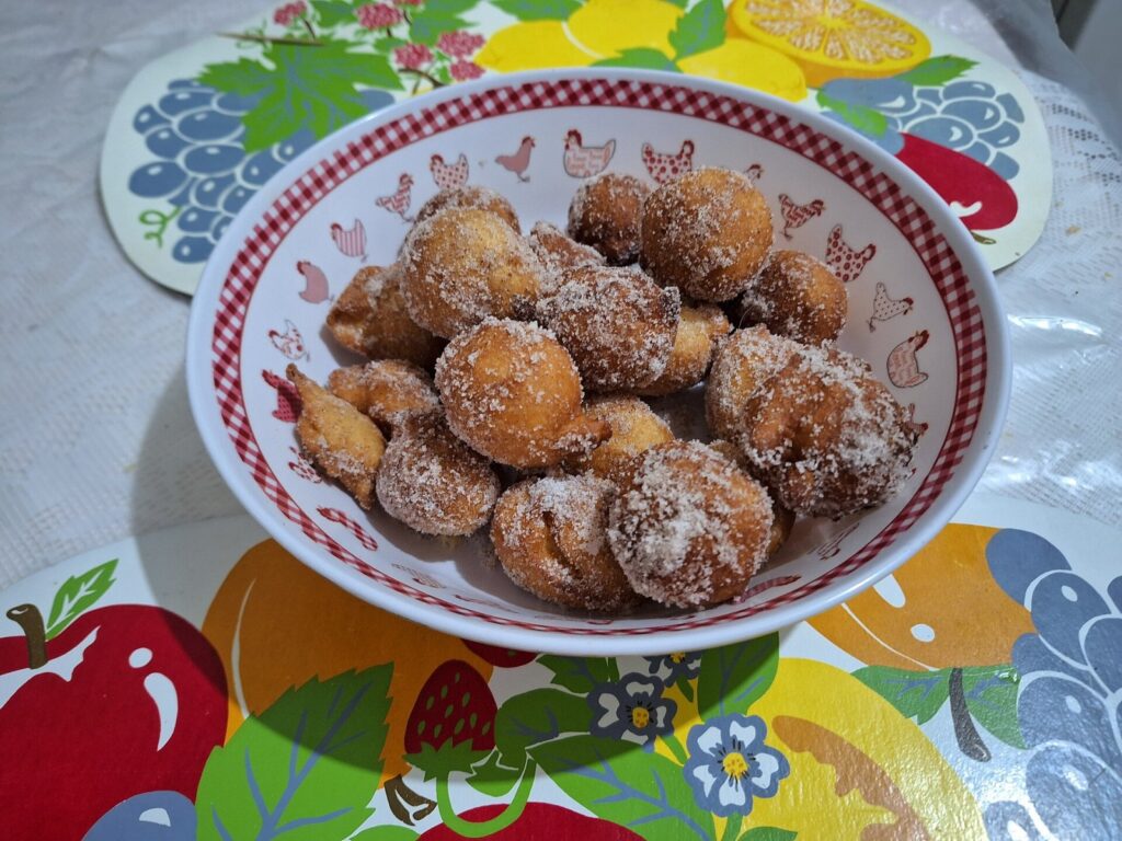 Bolinho de chuva sem leite e farinha de trigo leva polvilho e queijo