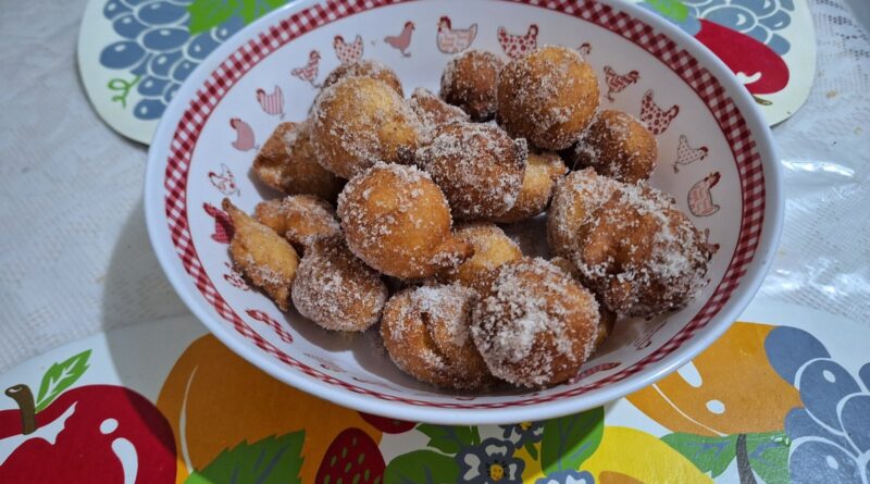 Bolinho de chuva sem leite e farinha de trigo leva polvilho e queijo
