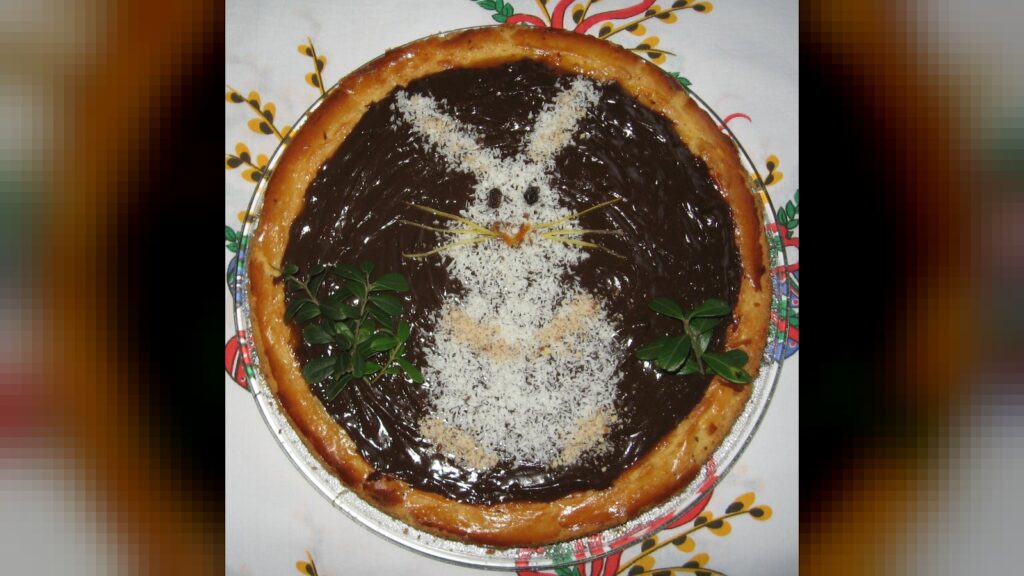 Mazurek made of shortcrust pastry, covered with fudge caramel cream (with cocoa). A bunny made of coconut shreds and grated almonds. The eyes - raisin