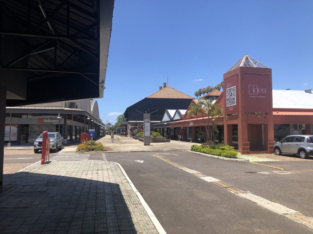 Shopping DC Navegantes, em Porto Alegre, inaugurado em 1994.