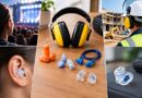 Montagem com cinco imagens: pessoa usando plug de espuma amarela em show; protetores auriculares variados sobre mesa, incluindo abafador amarelo, plugs laranja de espuma, plugs azuis de silicone e moldados transparentes; trabalhador em obra usando abafador amarelo e capacete; close no ouvido com plug de silicone transparente.