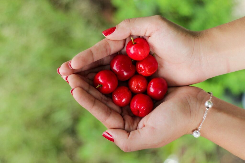 Cinco formas de usar unhas vermelhas além da esmaltação clássica