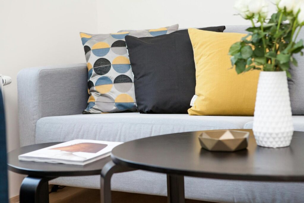 Cinco ideias para decorar a mesa de centro sem sobrecarregar a sala