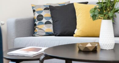 Cinco ideias para decorar a mesa de centro sem sobrecarregar a sala
