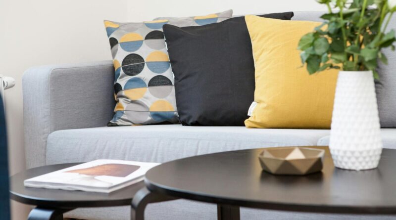 Cinco ideias para decorar a mesa de centro sem sobrecarregar a sala