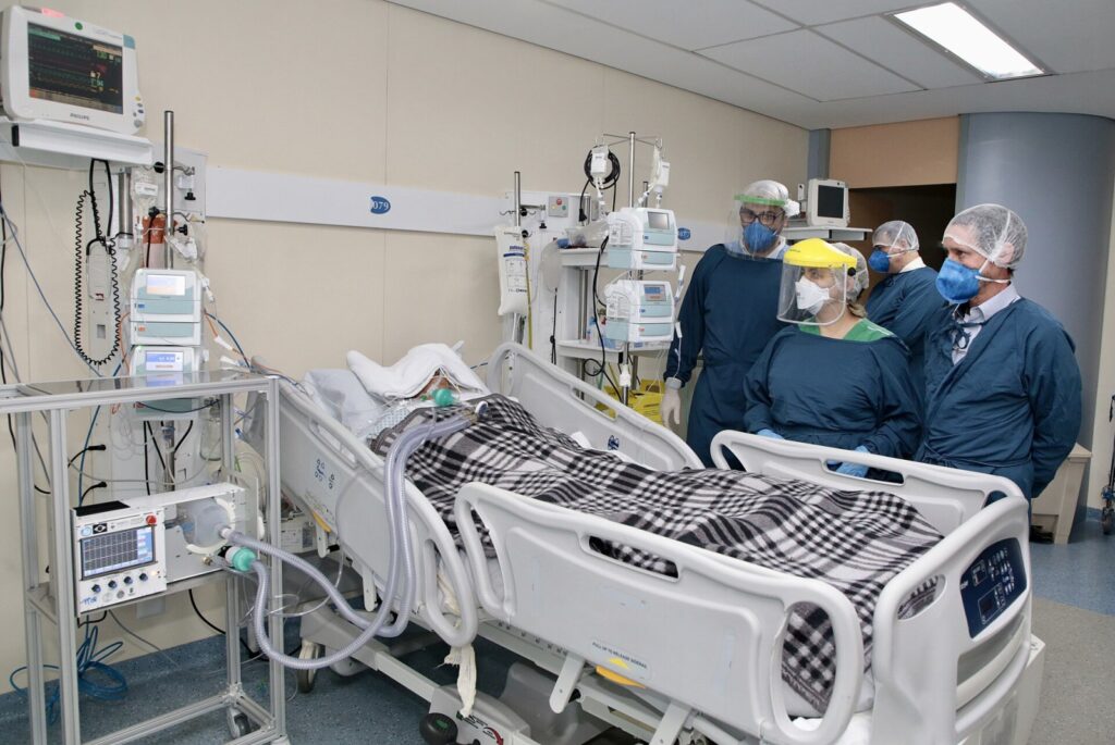 O pregão do PAC Saúde previa a compra de 978 aparelhos hospitalares, segundo a reportagem.