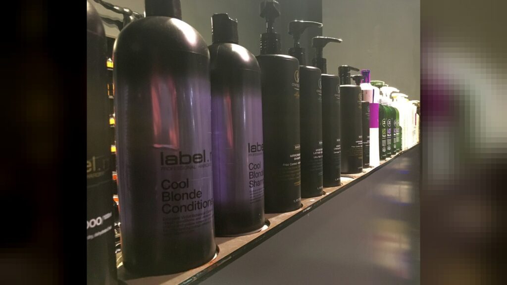 Lavar o cabelo não provoca queda, dizem especialistas citados pelo Terra
