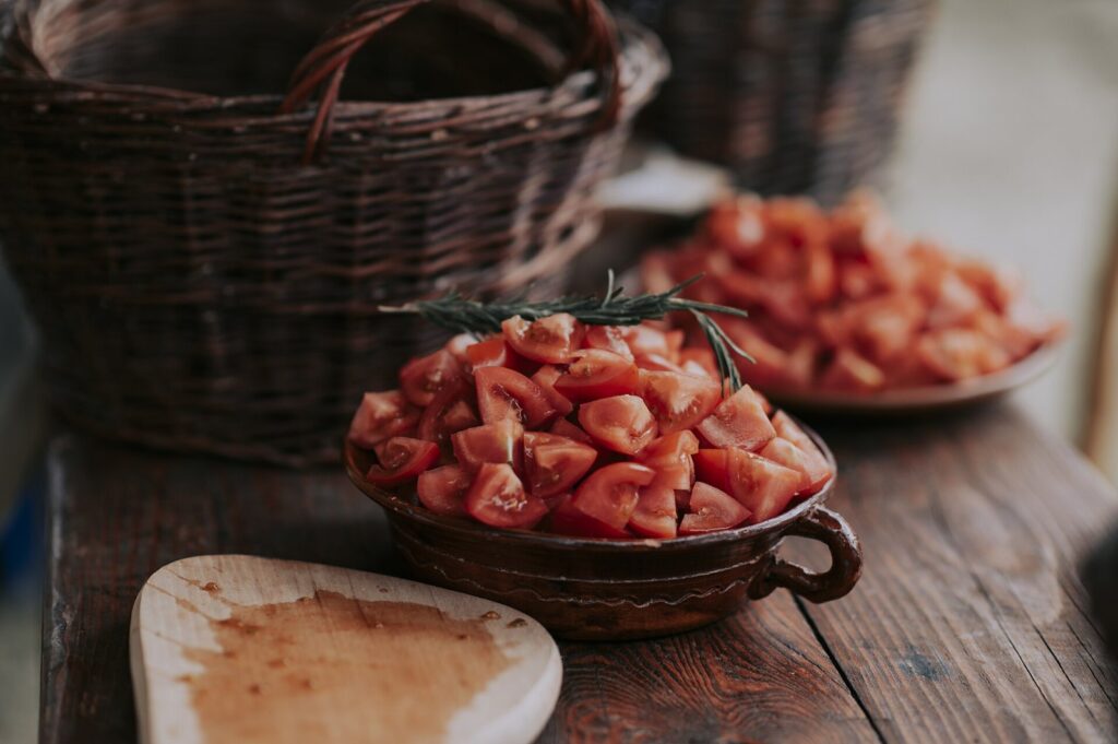 Molho de tomate caseiro leva cenoura e cozinha por até 60 minutos
