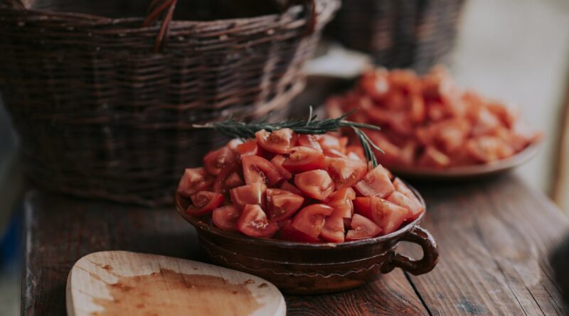 Molho de tomate caseiro leva cenoura e cozinha por até 60 minutos