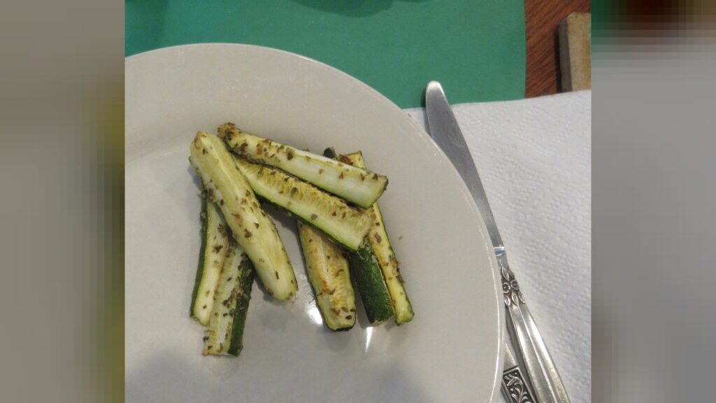 Palitos de abobrinha na air fryer levam parmesão e ficam prontos em até 15 minutos