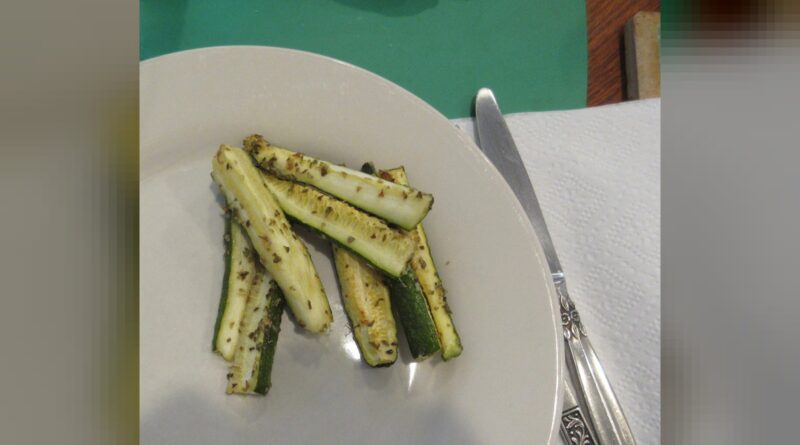 Palitos de abobrinha na air fryer levam parmesão e ficam prontos em até 15 minutos