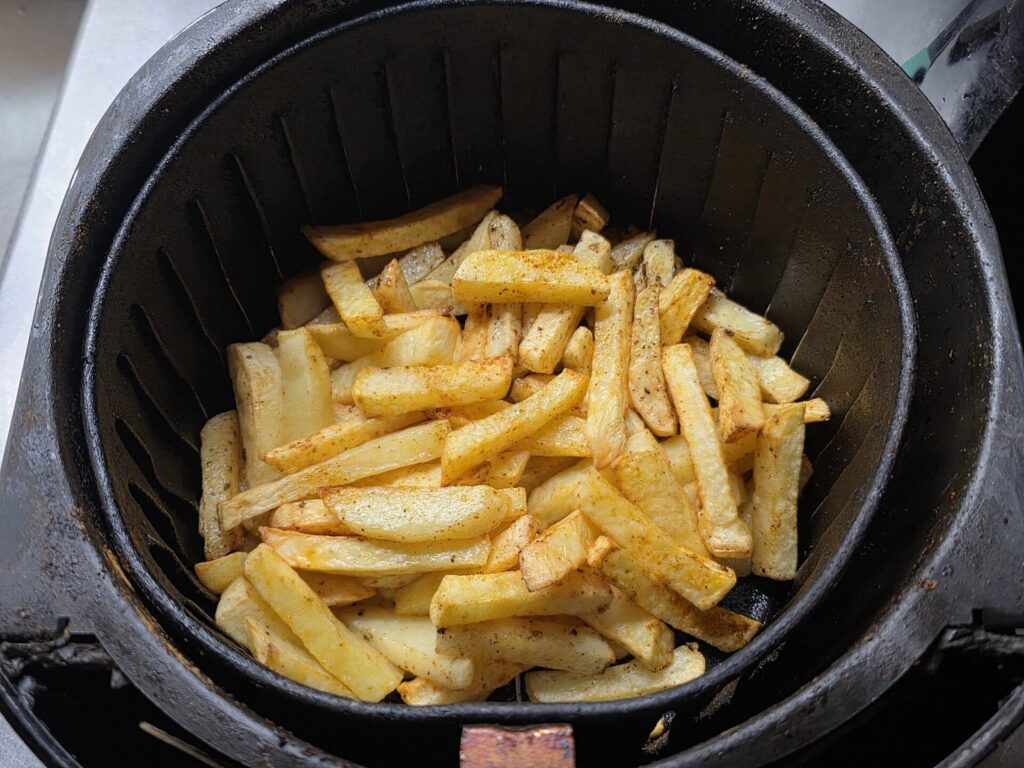 Papel-alumínio na air fryer exige cuidado com o fluxo de ar