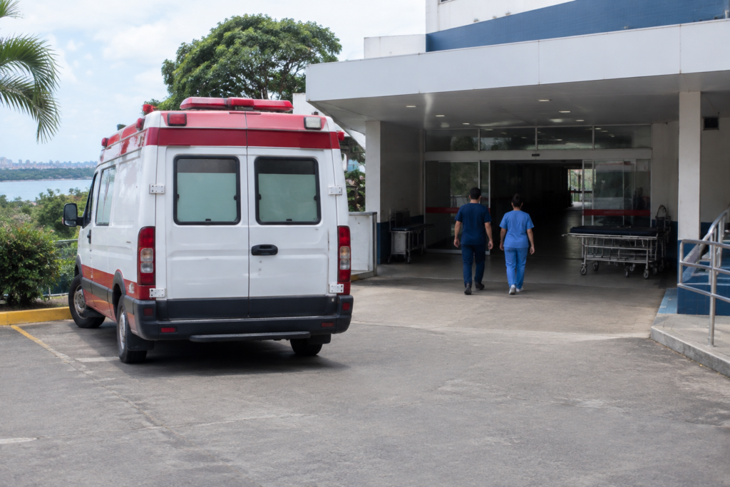 Retenção de macas em hospitais deixa ambulâncias do Samu paradas em Manaus