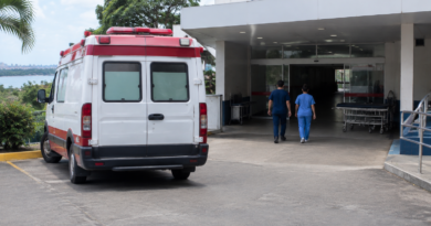 Retenção de macas em hospitais deixa ambulâncias do Samu paradas em Manaus