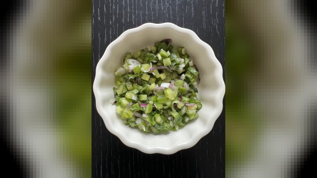 Sal e 10 minutos de espera ajudam a evitar salada de pepino aguada