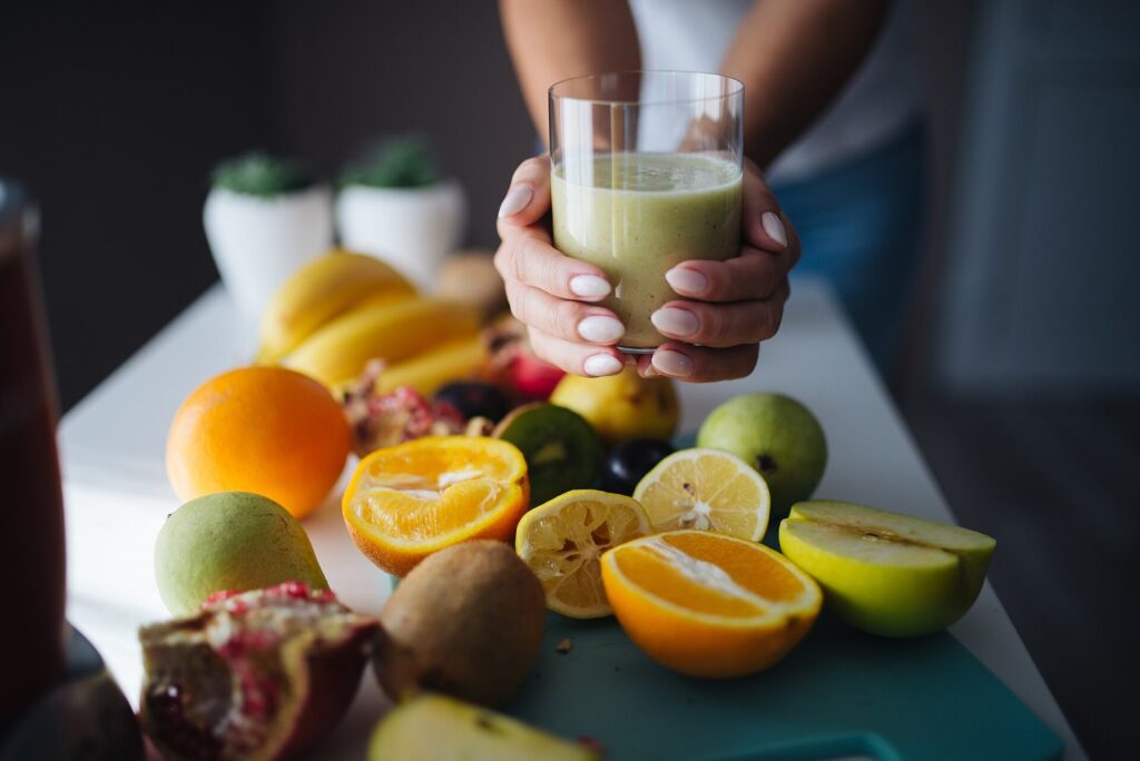 Suco de abacaxi com água de coco leva couve e uva verde