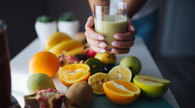 Suco de abacaxi com água de coco leva couve e uva verde