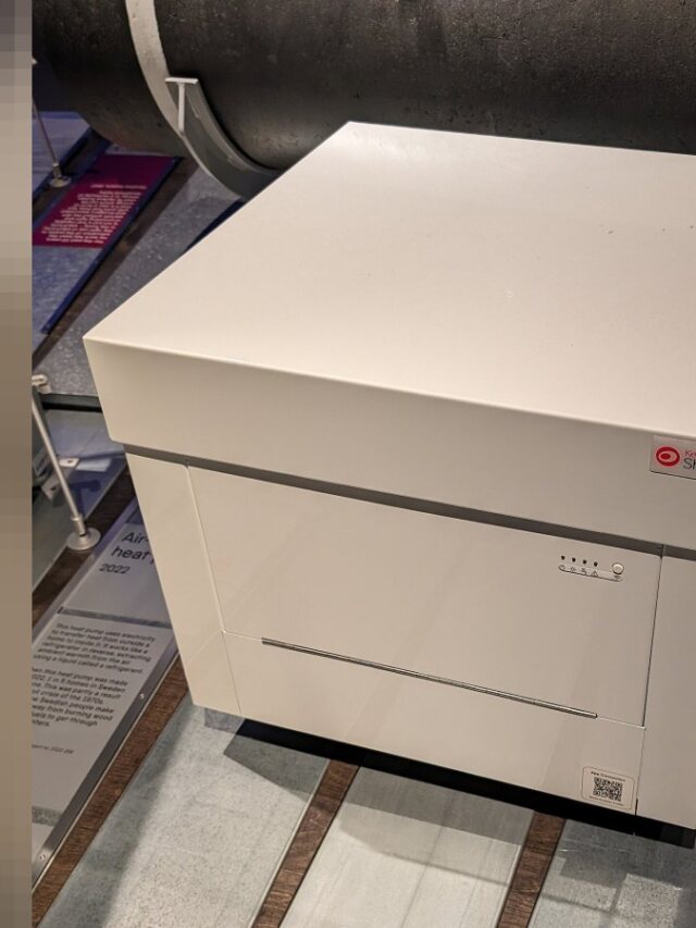 Ar-condicionado descartado vira experimento de refrigeração com tubos no solo