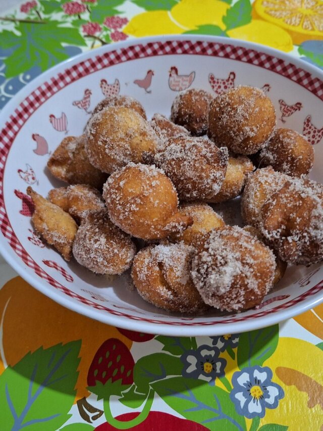 Bolinho de chuva sem leite e farinha de trigo leva polvilho e queijo