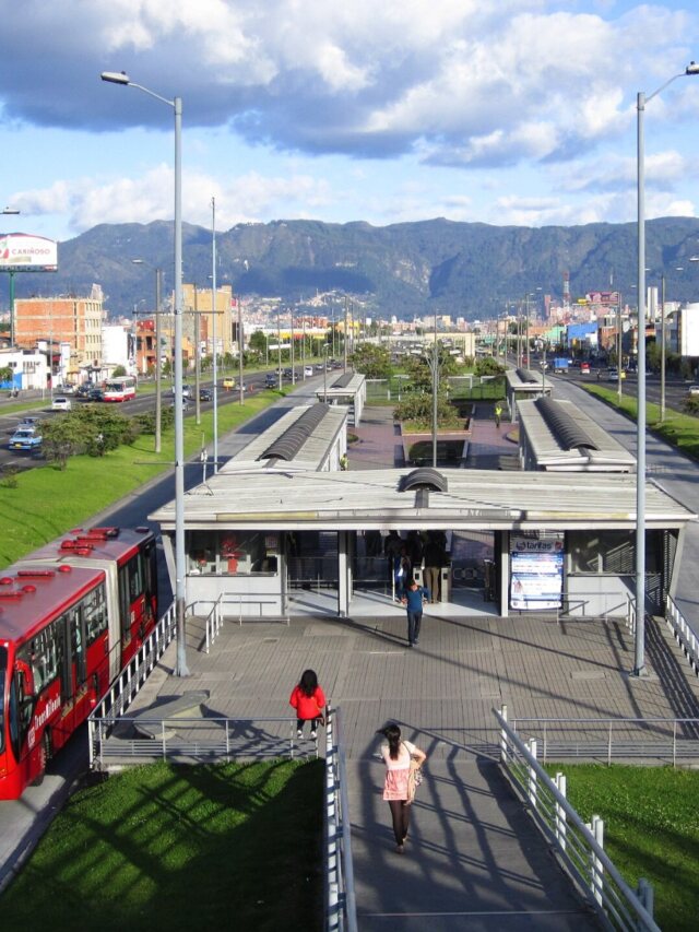 Colombiana realiza cerimônia simbólica de casamento com linha de ônibus em Bogotá
